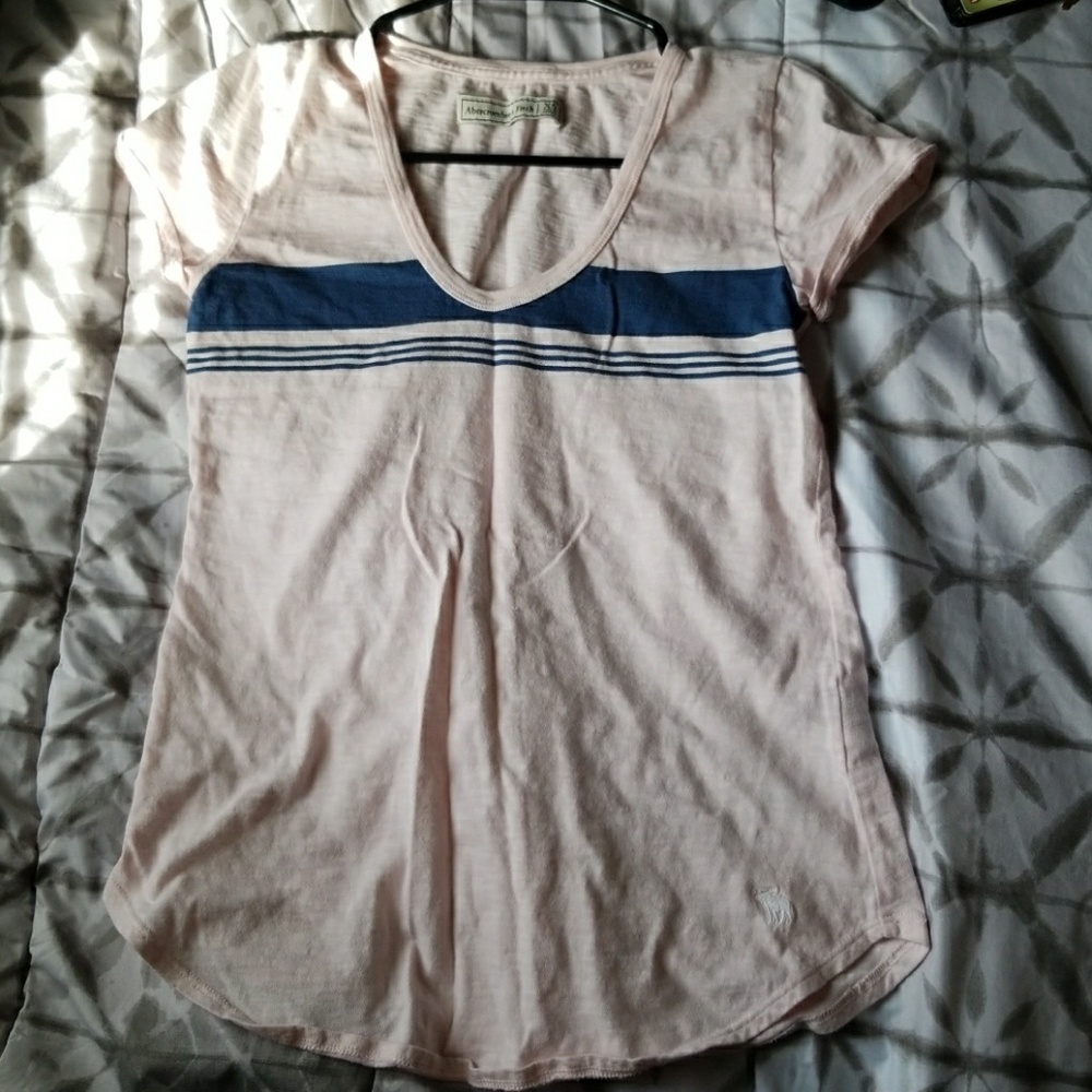 Like new Abercrombie scoop neck t-shirt